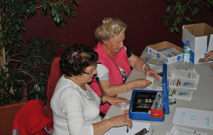 Marie-Claude la trésorière à la vente des programmes-tombola aidée de Monique