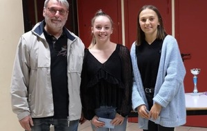 Gérard BERTOCCHI membre d'honneur du Stade récompense Line VALERO et Clara CROMARIAS pour les excellents résultats avec l'équipe de France Aérobic