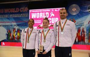 Yaëlle MATHIEU à gauche avec la médaille d'or