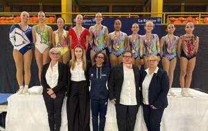 Au premier les juges, entraineurs devant les athlètes du stade clermontois