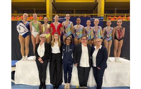 Au premier les juges, entraineurs devant les athlètes du stade clermontois